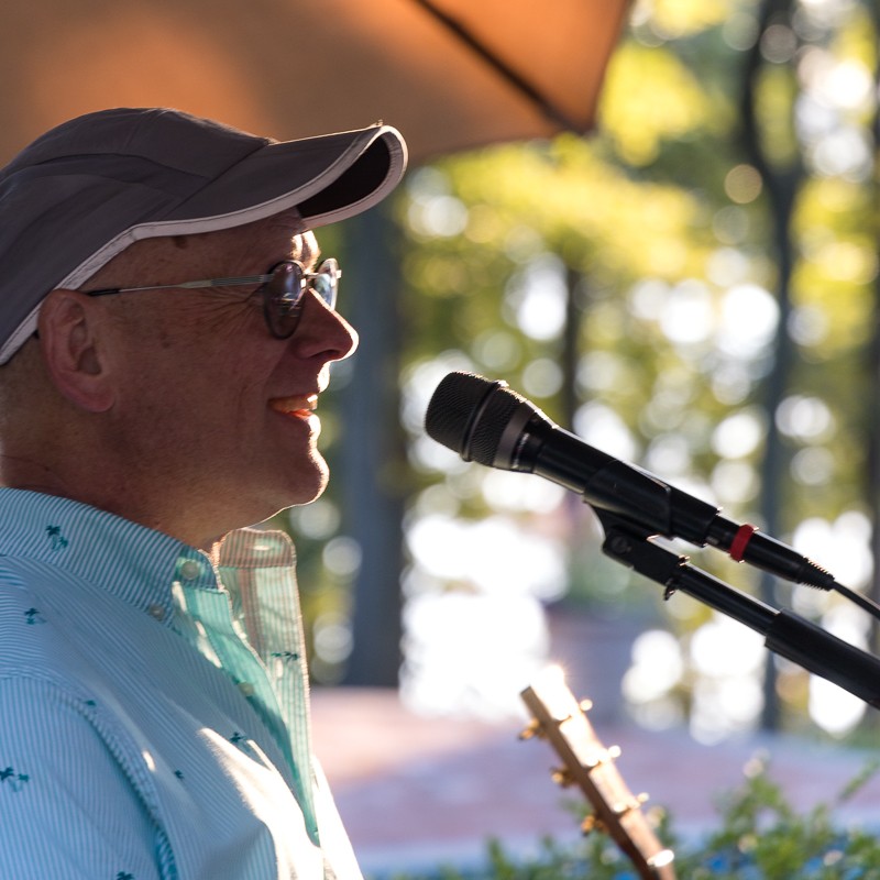 Mike Munzer - Singer/Guitarist